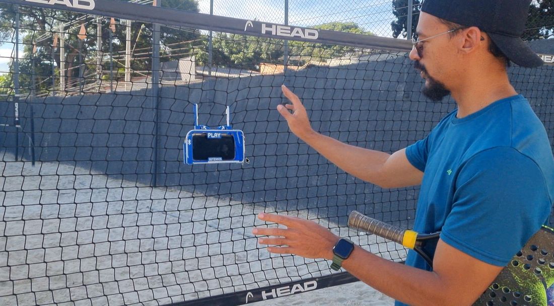 Controle remoto Bluetooth 3DTennis, preso à rede da quadra